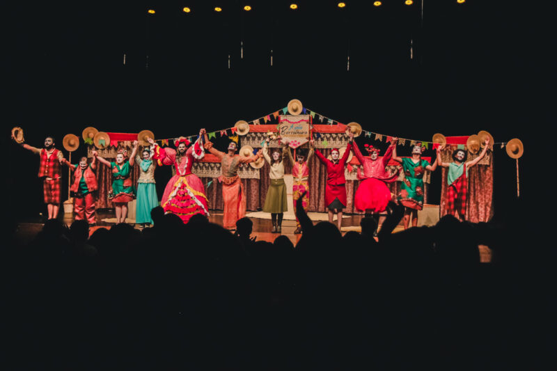 Espetáculo “A Gata Borralheira – Uma Farsa Mineira” chega a São Simão neste sábado (18)