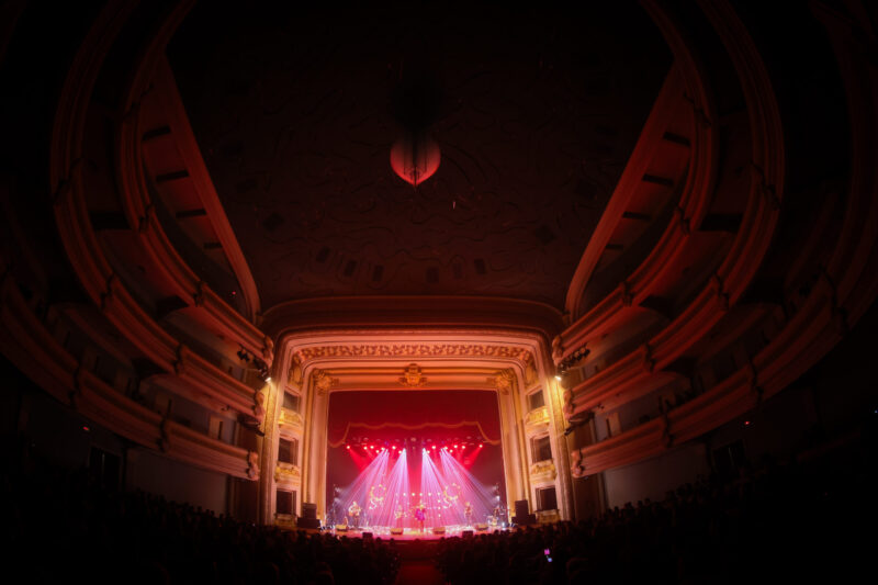 Somos Tão Jovens transforma palco do Theatro Pedro II em rádio FM dos anos 80