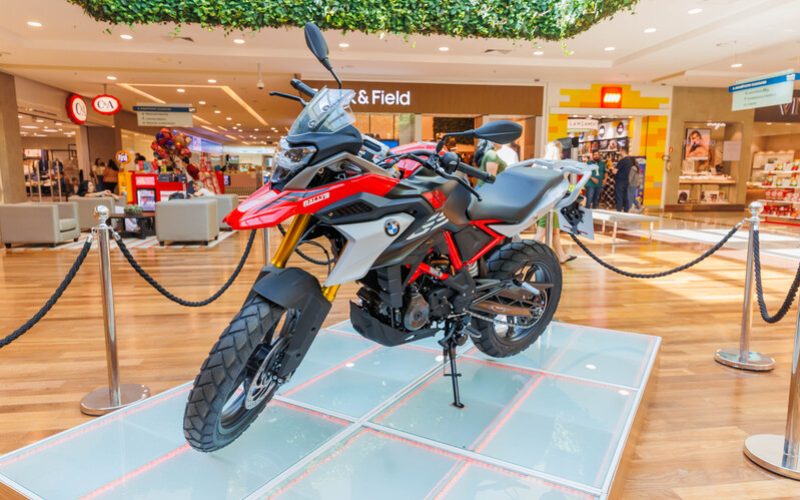 Para celebrar o Dia dos Pais, RibeirãoShopping sorteia moto BMW e ingressos para show, além de presentear clientes com mochila