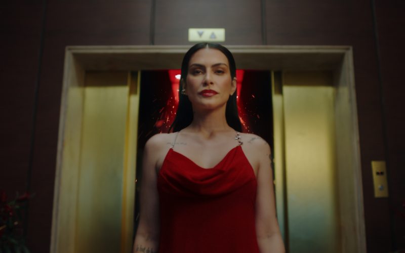 Cléo potencializa a sensualidade e sofisticação de Nativa SPA Cereja Rouge em campanha de lançamento do o Boticário