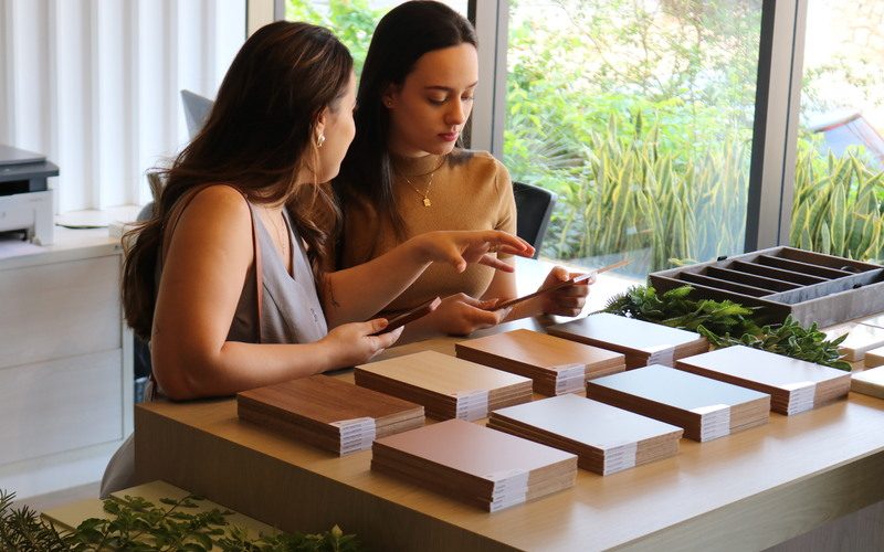 DSilva e Duratex lançam collab de revestimento em evento para arquitetos e designers de interiores