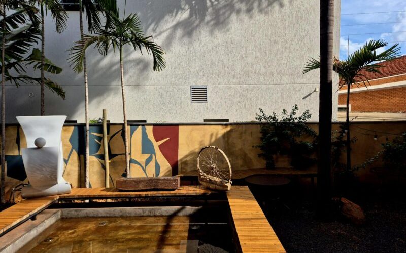 Ruy Marques Ferreira transforma muro da CasaCotrim em obra de arte ao vivo