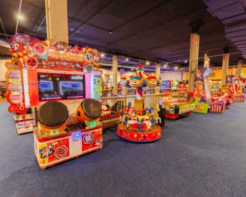 Férias escolares no RibeirãoShopping têm exposição de dinossauros, parque indoor e estreias como Jurassic World e Superman