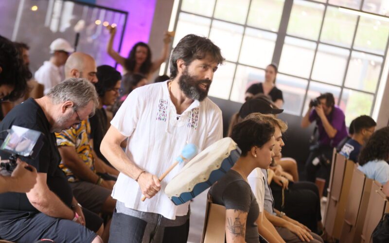 Palestra e oficina sobre consciência sonora promovem novo olhar sobre saúde mental no POW Festival 2025