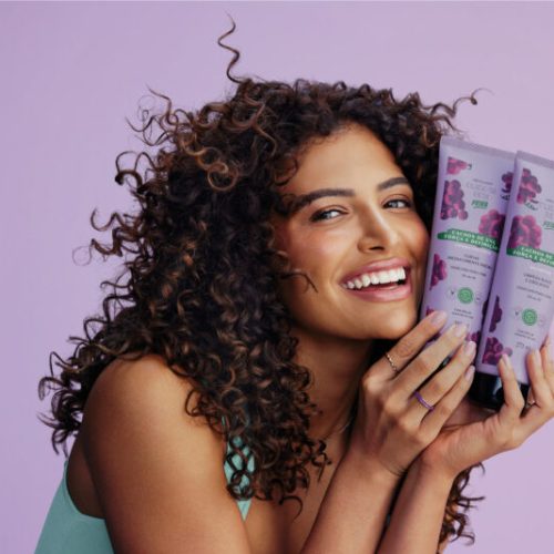 O Boticário retoma o sucesso de Cuide-se Bem Feira com nova linha Cachos de Uva, para cabelos com curvaturas