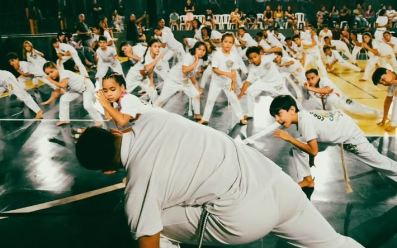 Arte e Ginga leva capoeira gratuita a crianças e adolescentes da região