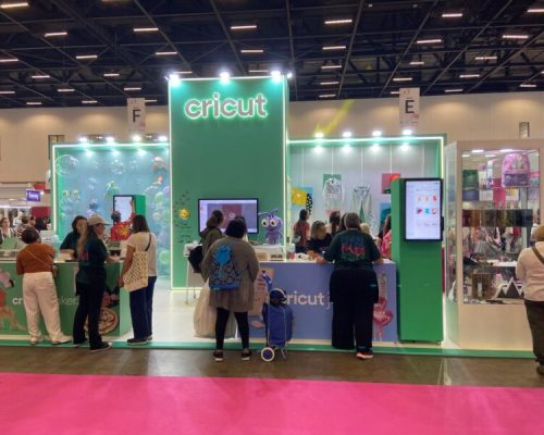 Cricut dobra estrutura na Mega Artesanal 2025 e confirma presença de lideranças globais no evento