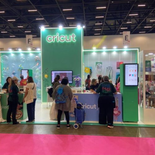 Cricut dobra estrutura na Mega Artesanal 2025 e confirma presença de lideranças globais no evento