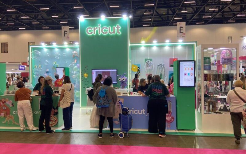 Cricut dobra estrutura na Mega Artesanal 2025 e confirma presença de lideranças globais no evento