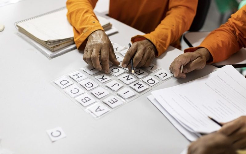 Dia Mundial da Educação (28/04): Iniciativas como Escola Nota 10, da MRV, contribuem para a redução do alto índice de analfabetismo adulto no país