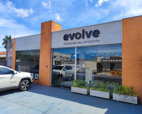 Ribeirão Preto ganha loja de acabamentos de alto padrão e recebe arquiteto italiano em evento