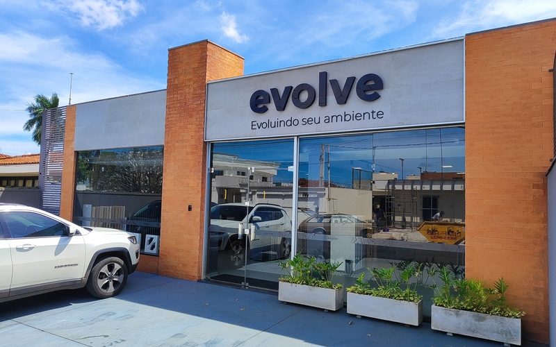 Ribeirão Preto ganha loja de acabamentos de alto padrão e recebe arquiteto italiano em evento