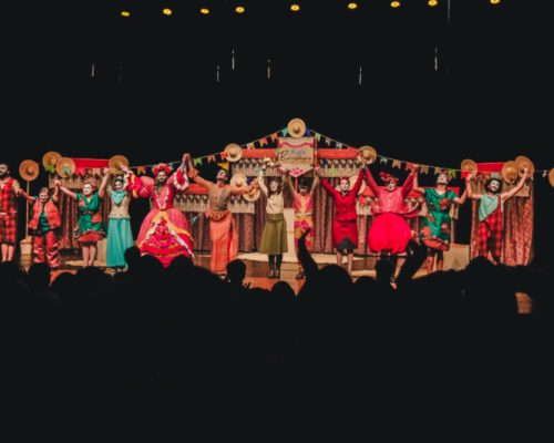 Espetáculo “A Gata Borralheira – Uma Farsa Mineira” chega a São Simão neste sábado (18)