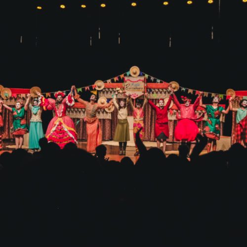 Espetáculo “A Gata Borralheira – Uma Farsa Mineira” chega a São Simão neste sábado (18)