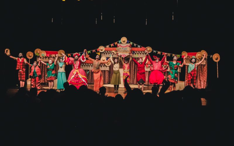 Espetáculo “A Gata Borralheira – Uma Farsa Mineira” chega a São Simão neste sábado (18)