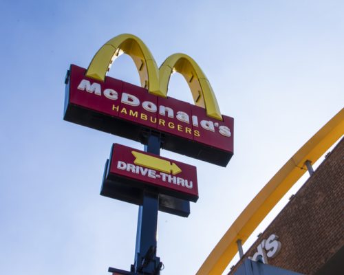 McDonald’s abre 420 vagas afirmativas para pessoas com deficiência ou neurodivergentes em todo o Brasil