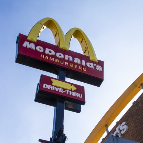McDonald’s abre 420 vagas afirmativas para pessoas com deficiência ou neurodivergentes em todo o Brasil