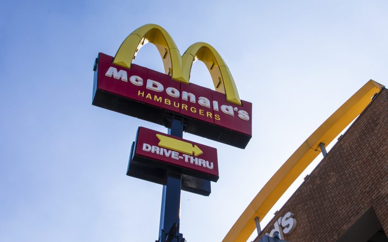 McDonald’s abre 420 vagas afirmativas para pessoas com deficiência ou neurodivergentes em todo o Brasil