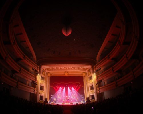 Somos Tão Jovens transforma palco do Theatro Pedro II em rádio FM dos anos 80
