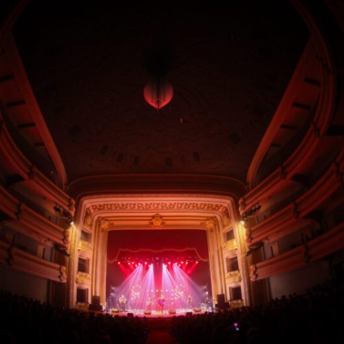 Somos Tão Jovens transforma palco do Theatro Pedro II em rádio FM dos anos 80