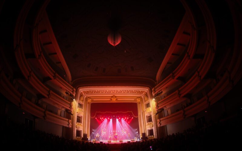 Somos Tão Jovens transforma palco do Theatro Pedro II em rádio FM dos anos 80