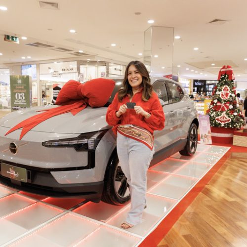 Moradores de Ribeirão Preto são contemplados em campanha de Natal do RibeirãoShopping e irão levar para casa um Volvo EX30 Core elétrico