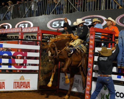 5º Rodeio Pela Vida começa com casa cheia e disputas acirradas na arena