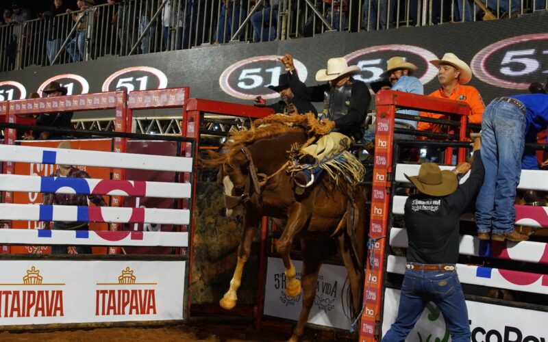 5º Rodeio Pela Vida começa com casa cheia e disputas acirradas na arena