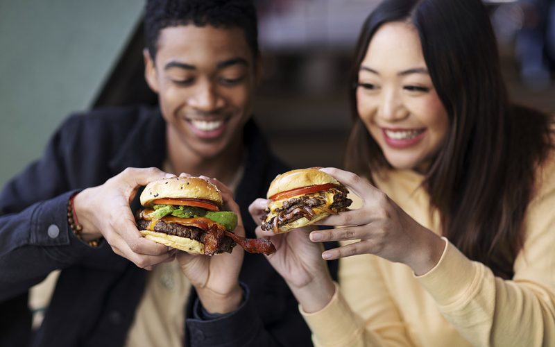Dia Mundial do Hambúrguer: confira dicas saudáveis para aproveitar a data com a família