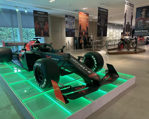 Ribeirão Shopping prorroga exposição com réplicas de carros de corrida e objetos do mundo automobilístico até o dia 5 de maio