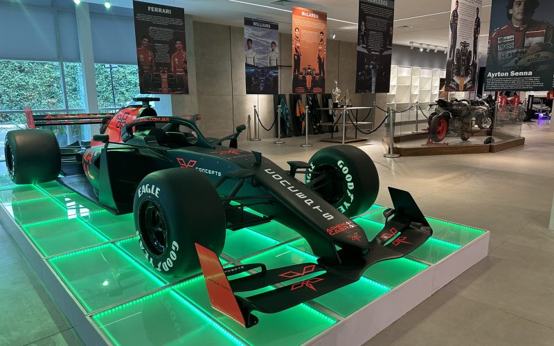 Ribeirão Shopping prorroga exposição com réplicas de carros de corrida e objetos do mundo automobilístico até o dia 5 de maio