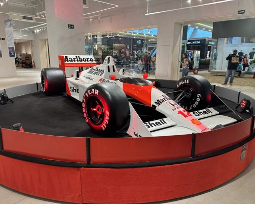 Exposição Fórmula Design & Best of the Best reúne réplicas de carros de corrida e objetos do mundo automobilístico no Ribeirão Shopping