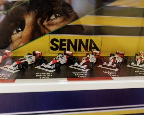 Últimos dias da mostra em homenagem a Ayrton Senna no Shopping Santa Úrsula