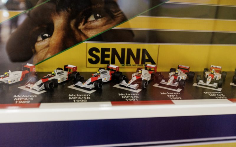 Últimos dias da mostra em homenagem a Ayrton Senna no Shopping Santa Úrsula