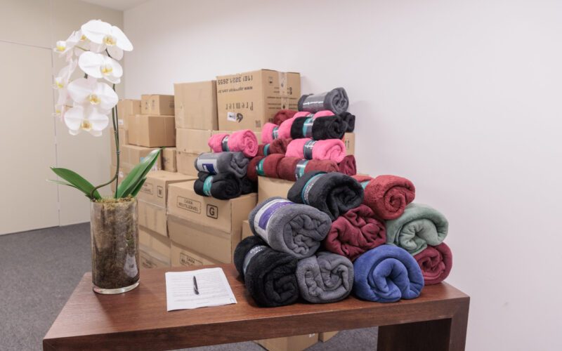 RibeirãoShopping entrega mais de 1.400 peças de roupa ao Fundo Social de Solidariedade de Ribeirão Preto 