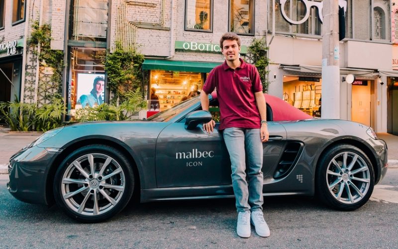 O Boticário cria experiência inédita com carro de luxo e piloto promessa da Fórmula 1 para o lançamento de Malbec Icon