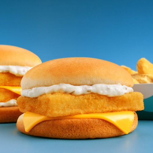 McFish voltou e não veio sozinho: McDonald’s apresenta McFish & Chips com batatas rústicas e parceria com Duolingo