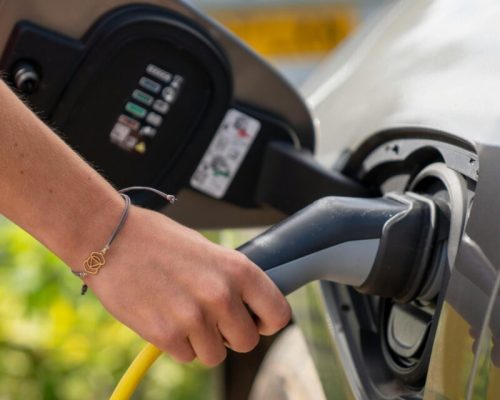 Ribeirão Preto ganha eletroposto com recargas de veículos que chegam a 100% em 15 minutos