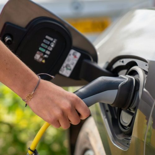 Ribeirão Preto ganha eletroposto com recargas de veículos que chegam a 100% em 15 minutos