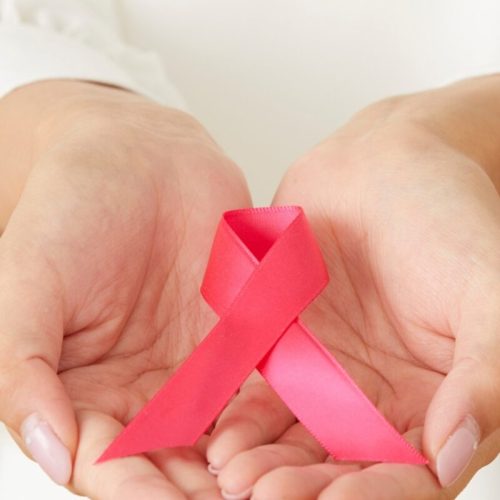 Outubro Rosa: Saúde da mama começa com atenção à pele e hábitos saudáveis