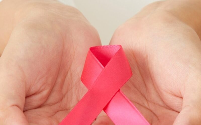 Outubro Rosa: Saúde da mama começa com atenção à pele e hábitos saudáveis