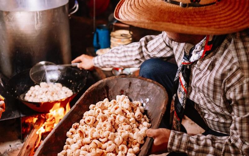 Queima do Alho traz a força da cultura sertaneja no Ribeirão Rodeo Music 2024