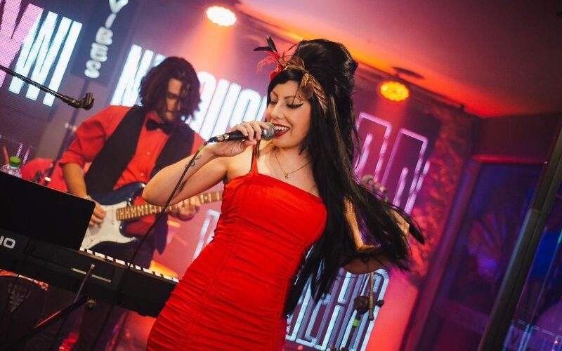 Hard Rock Cafe Ribeirão recebe tributo à Amy Winehouse neste sábado, 03
