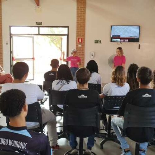 Ricosti cosméticos recebe alunos da região para visita à fábrica