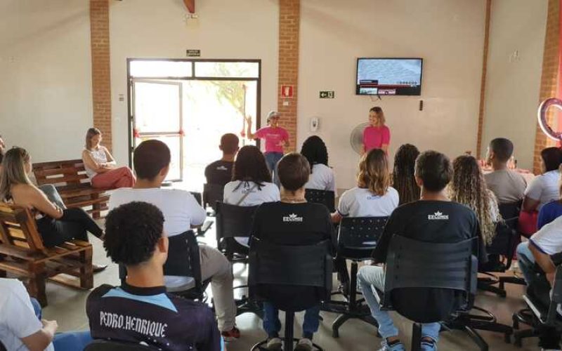 Ricosti cosméticos recebe alunos da região para visita à fábrica