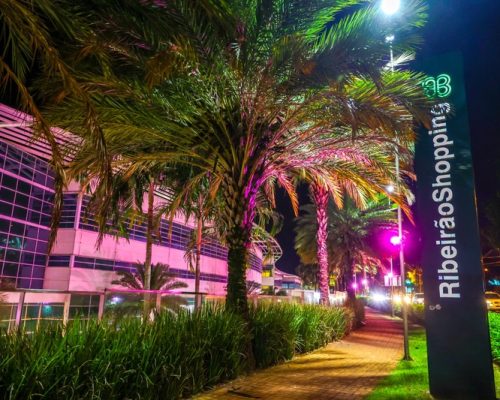 Fachada do RibeirãoShopping muda de cor no Outubro Rosa