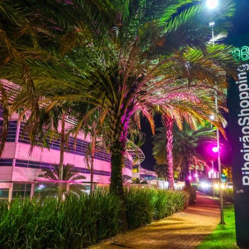 Fachada do RibeirãoShopping muda de cor no Outubro Rosa