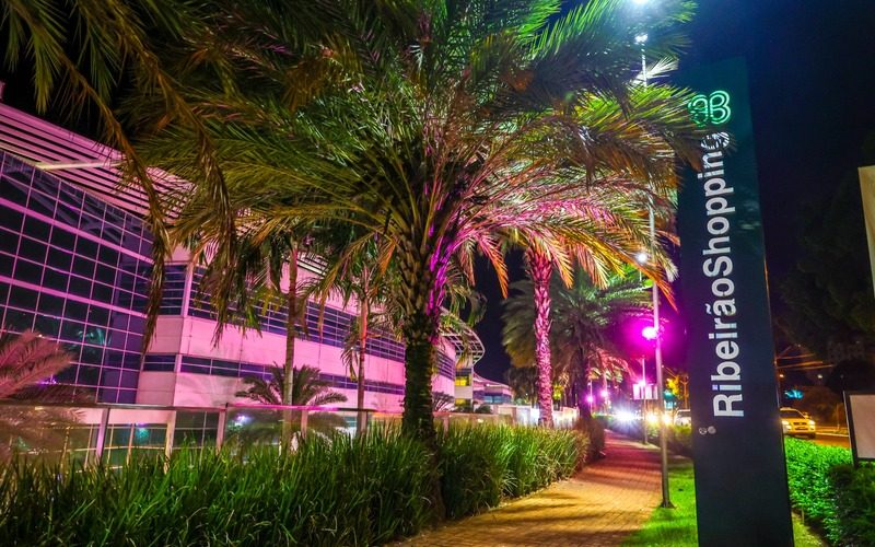Fachada do RibeirãoShopping muda de cor no Outubro Rosa