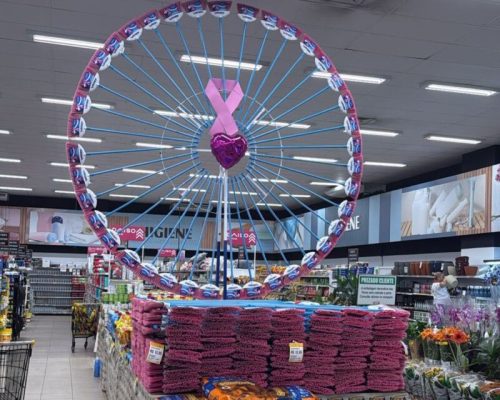 Santa Maria realiza Outubro Rosa com exames gratuitos, palestras e produção especial de vassouras na cor rosa