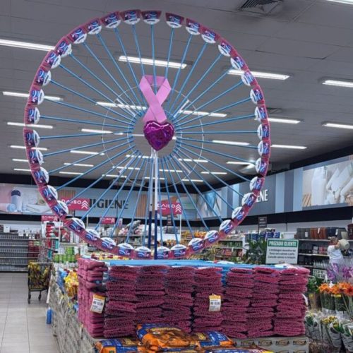 Santa Maria realiza Outubro Rosa com exames gratuitos, palestras e produção especial de vassouras na cor rosa